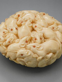 Netsuke shaped like a cluster of rats made from ivory.