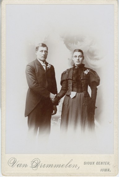 Mrs Marvel: dress with big shoulders Mrs Marvel: dress with big shoulders