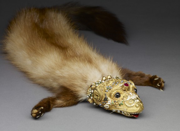 A photograph of a weasel pelt with ornately jeweled gold head, called a flea-fur or zibellini